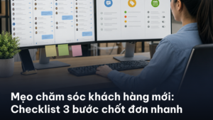Nhân viên tổng đài đeo tai nghe tư vấn, kèm chữ “mẹo chăm sóc khách hàng mới” trên nền xanh dương